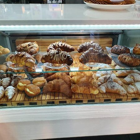 Le Stanze Di Dalia Bed & Breakfast โครโตเน ภายนอก รูปภาพ