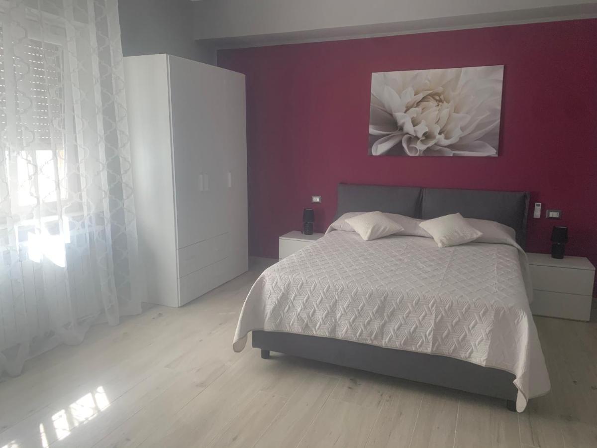 Le Stanze Di Dalia Bed & Breakfast โครโตเน ภายนอก รูปภาพ
