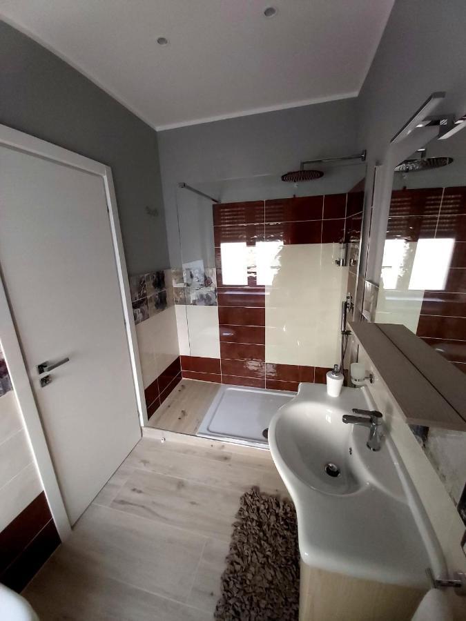 Le Stanze Di Dalia Bed & Breakfast โครโตเน ภายนอก รูปภาพ