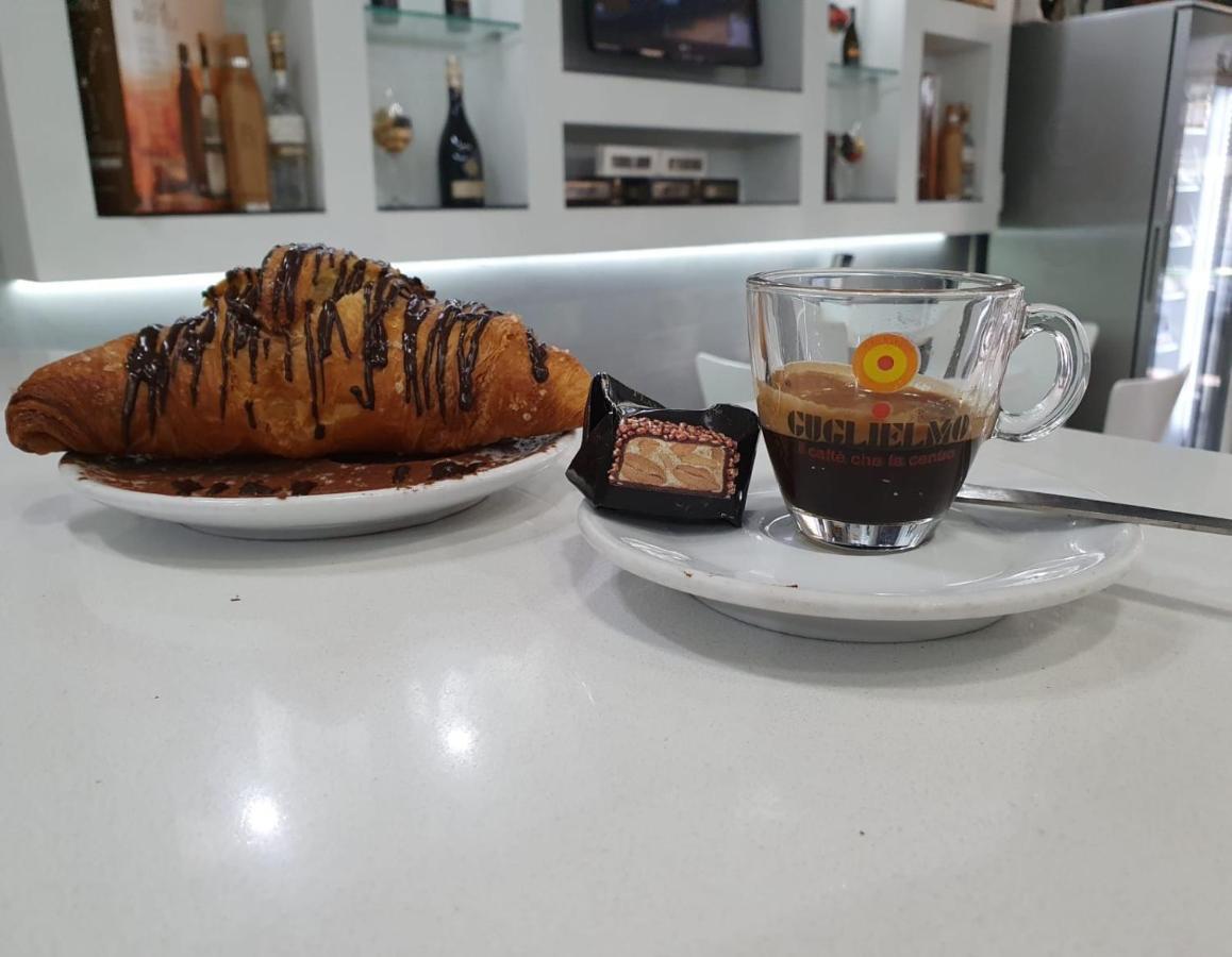 Le Stanze Di Dalia Bed & Breakfast โครโตเน ภายนอก รูปภาพ
