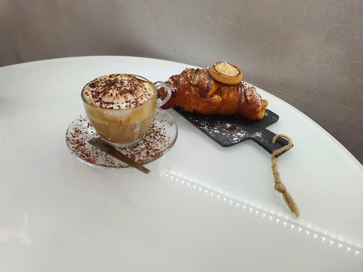Le Stanze Di Dalia Bed & Breakfast โครโตเน ภายนอก รูปภาพ