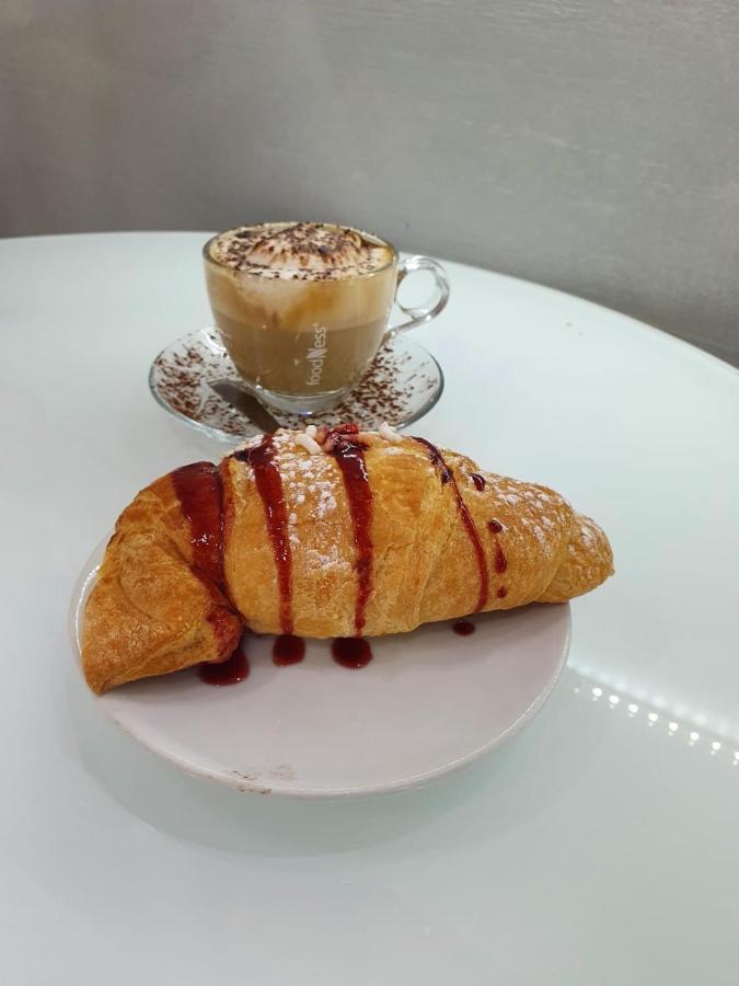 Le Stanze Di Dalia Bed & Breakfast โครโตเน ภายนอก รูปภาพ