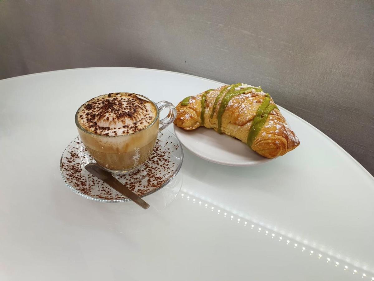 Le Stanze Di Dalia Bed & Breakfast โครโตเน ภายนอก รูปภาพ